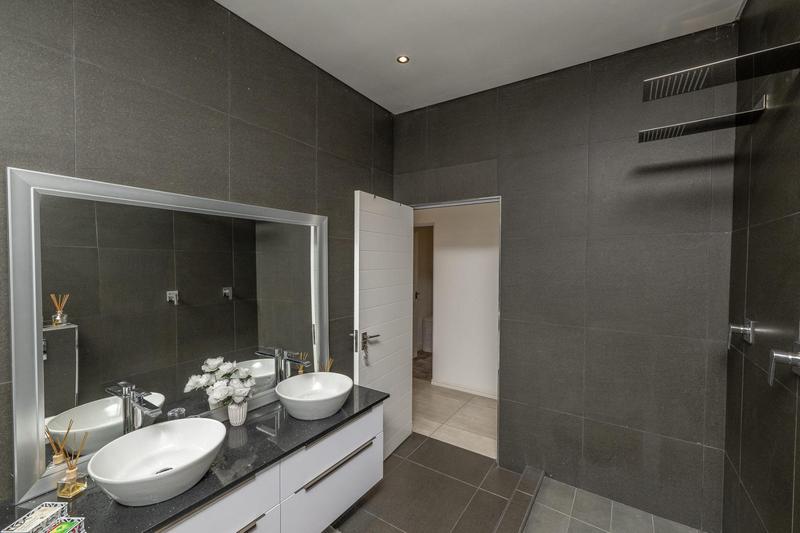 4 Bedroom Property for Sale in Kaapsig Western Cape